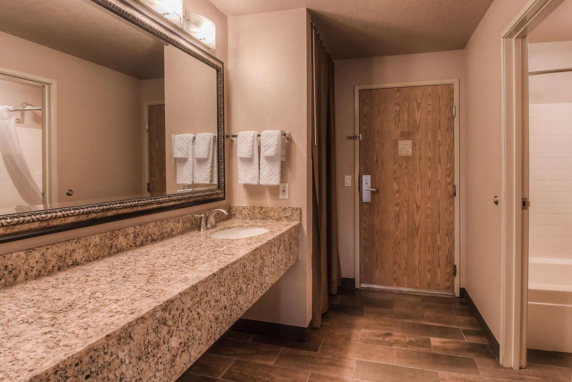 Best Western Plus Yakima Hotel Exterior photo