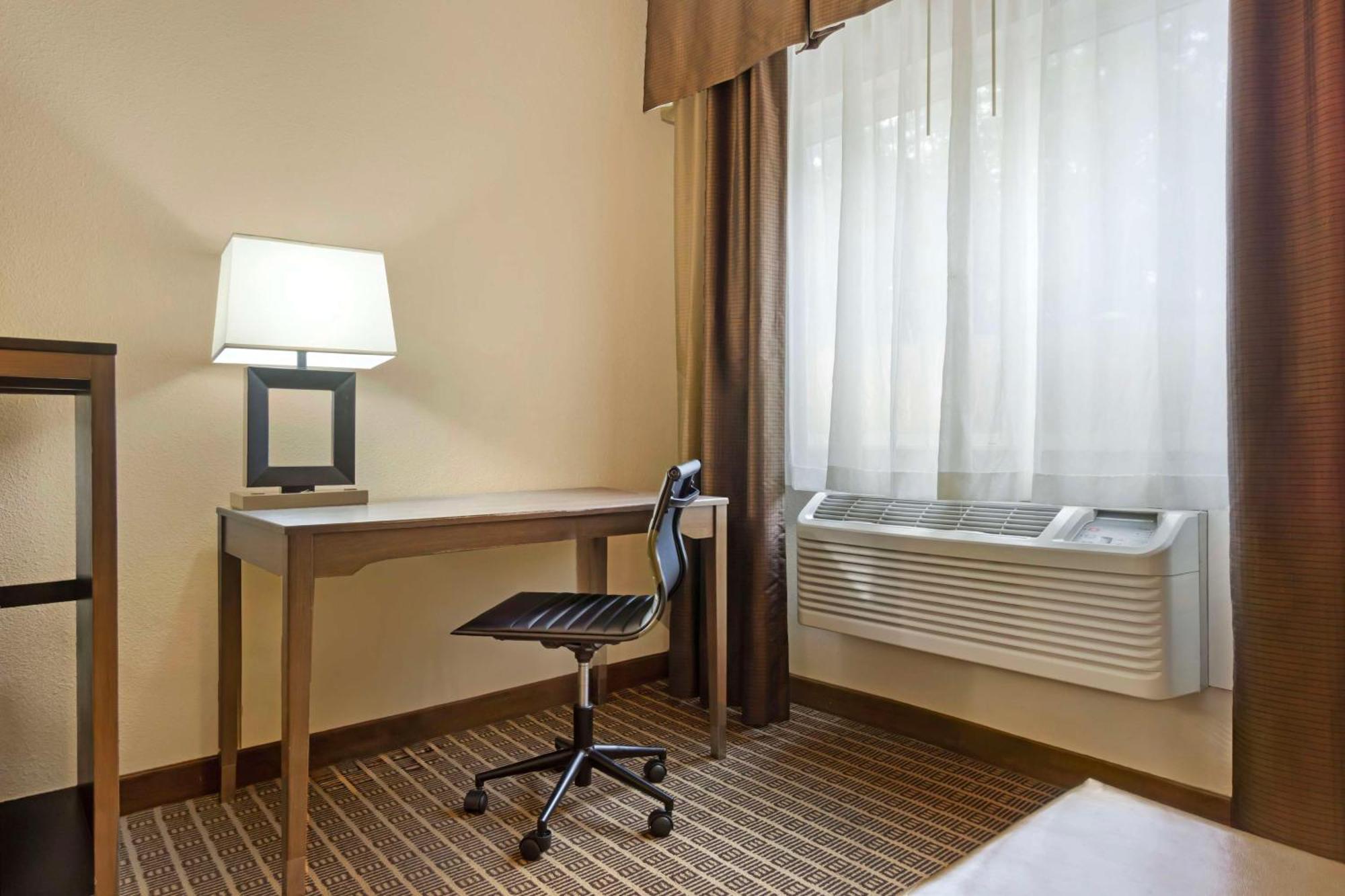 Best Western Plus Yakima Hotel Exterior photo