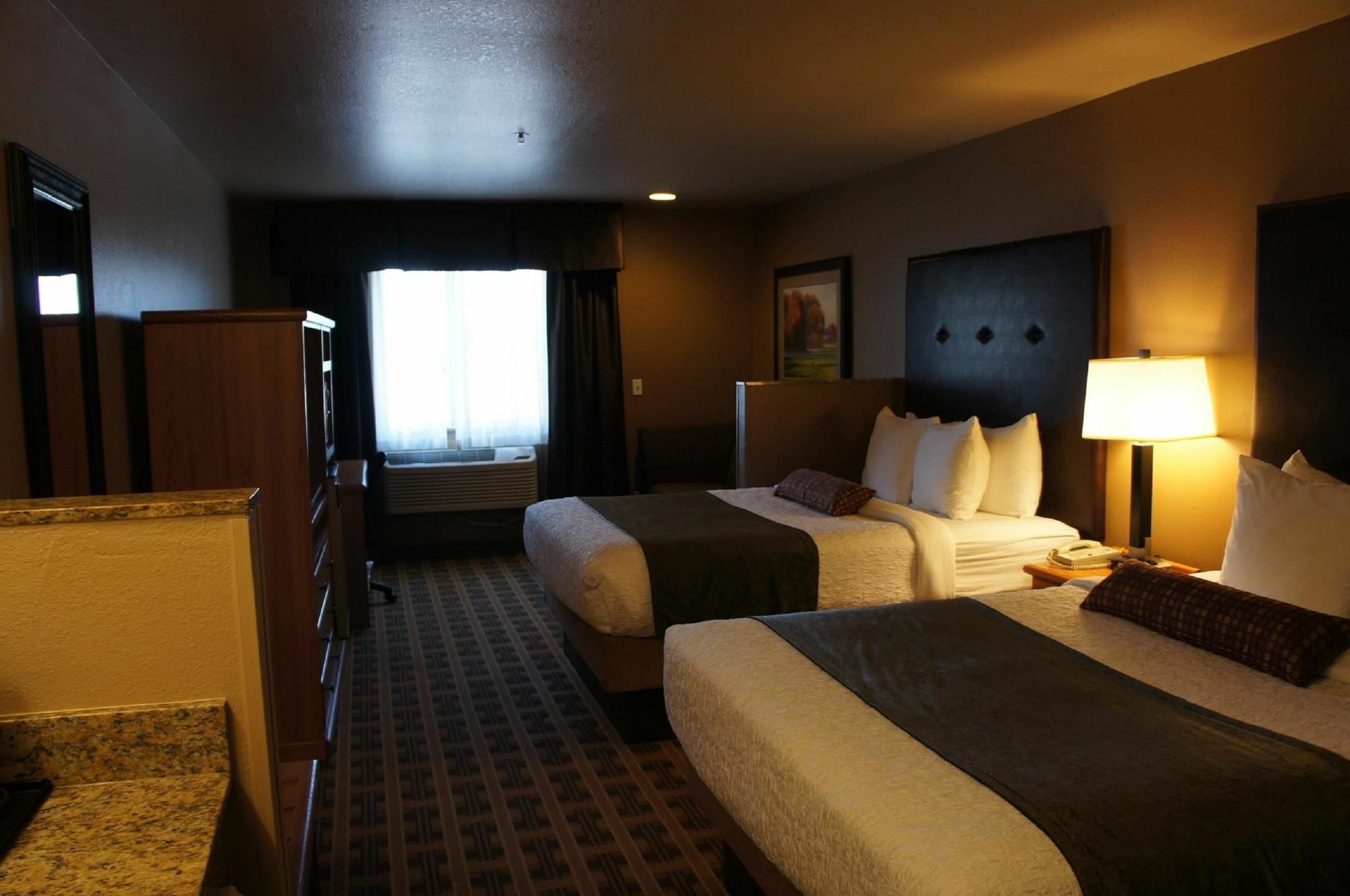 Best Western Plus Yakima Hotel Exterior photo